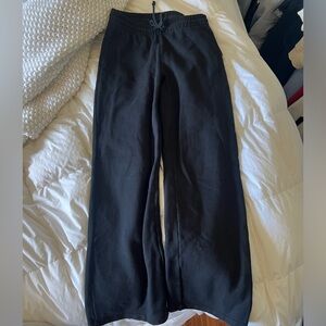 Aritzia TNA Cozy Fleece Boyfriend Basic Wide Sweatpant size Small